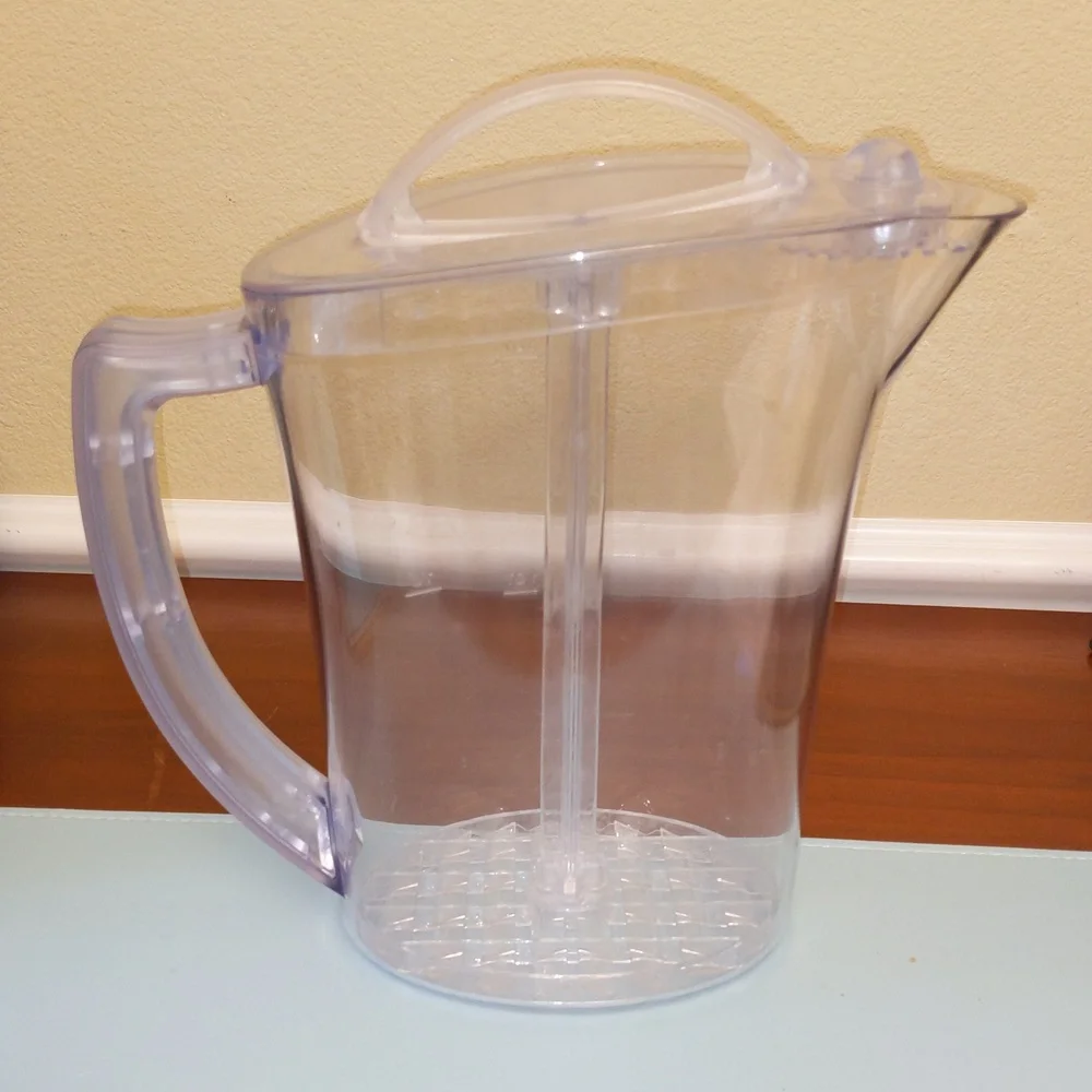 Pampered Chef Clear 2-Quart Quick Stir Pitcher with Attached Vented Stirrer - Picture 2 of 6